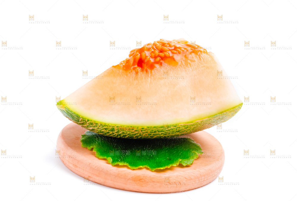 白底上放着新疆哈密瓜切块