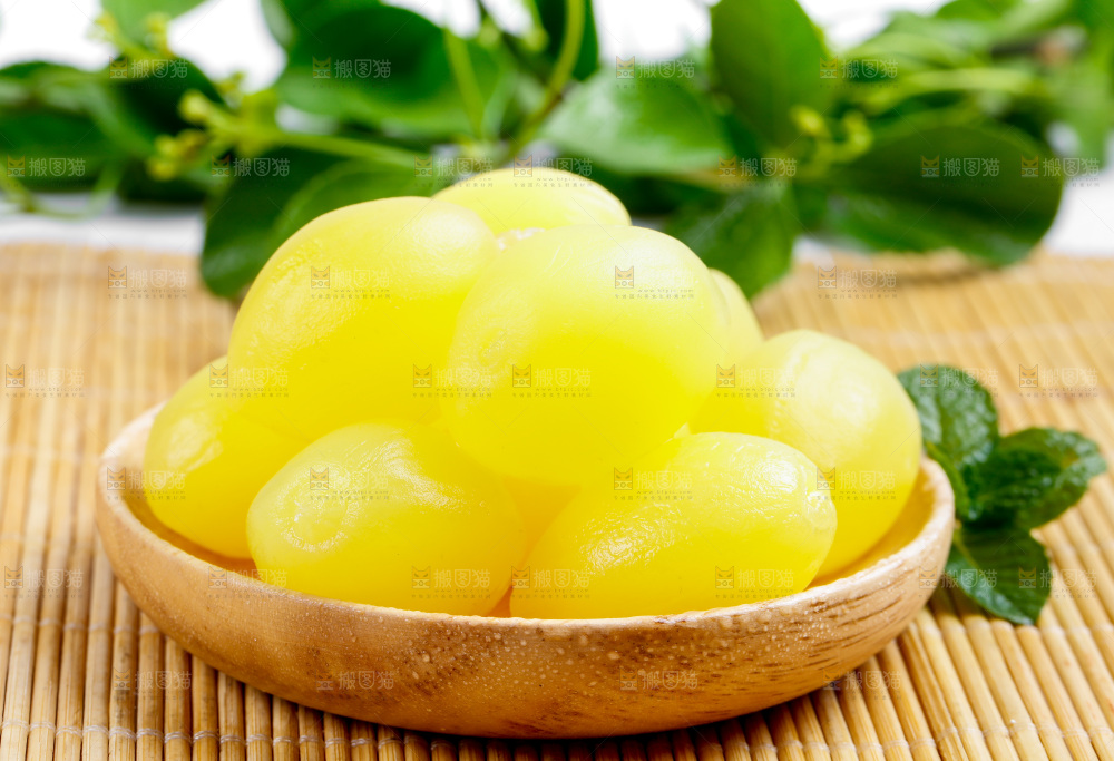 木底上放着一盘潮汕黄橄榄