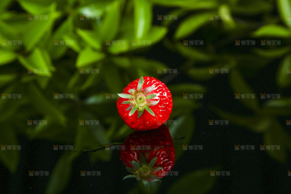 深底上的草莓