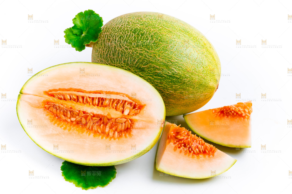 白底上放着新疆哈密瓜切块