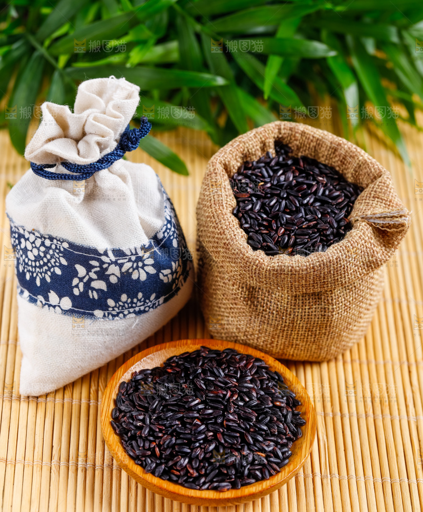 新鲜黑米放在木底上