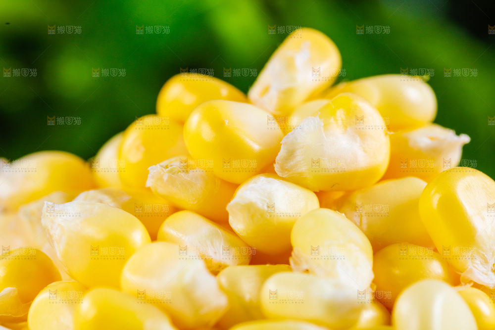 木底上放着甜玉米粒