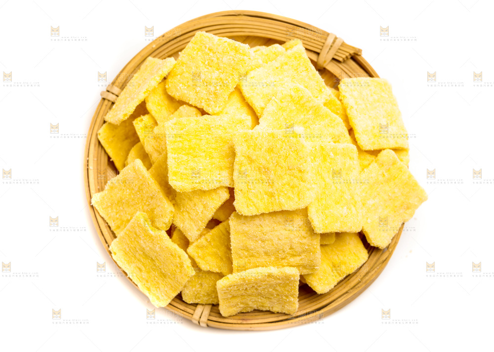 手工锅巴片放在白底上