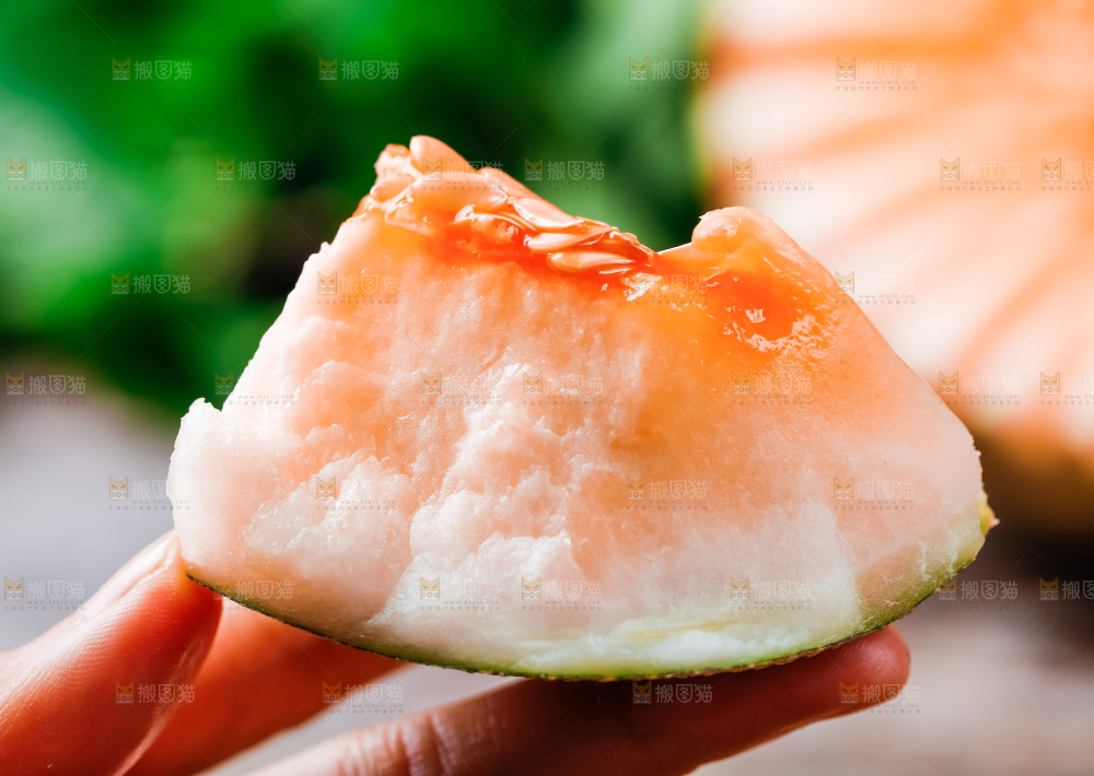 手拿切开的新疆哈密瓜