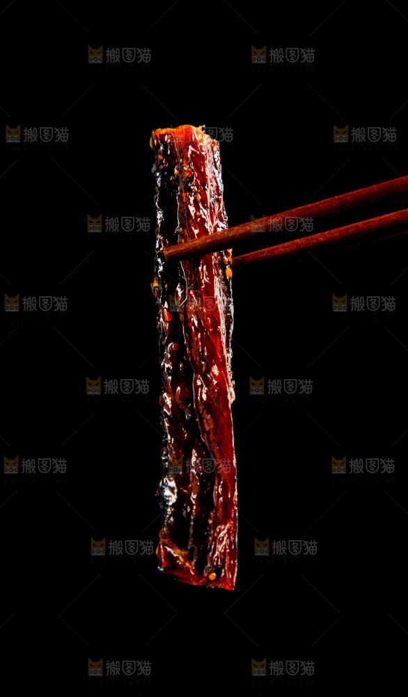 筷子夹着牛肉干