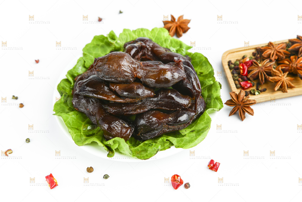 白底上放着一盘卤鸭胗