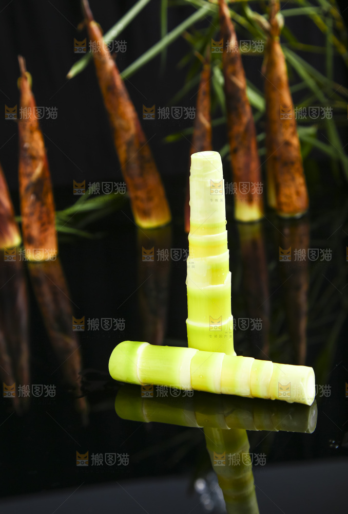 深底上放着剥皮的春雷笋