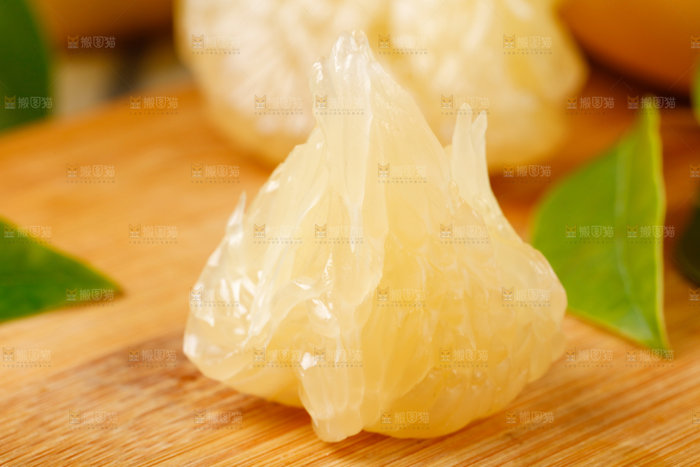 木底上的白肉蜜柚
