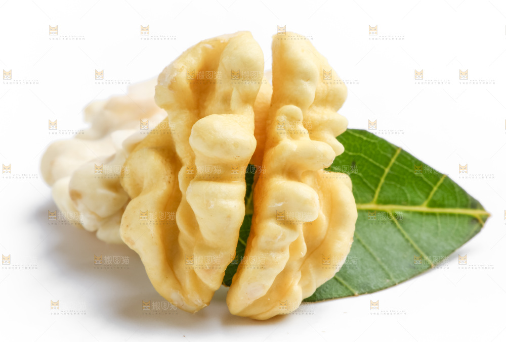 白底上摆放着生核桃仁