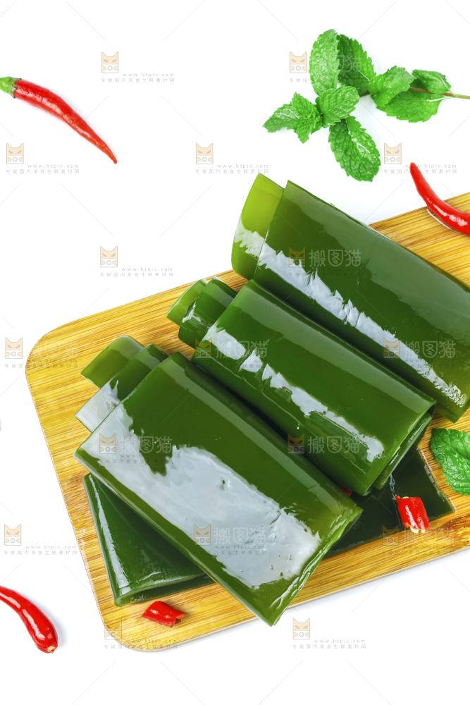 木板上放着新鲜海带