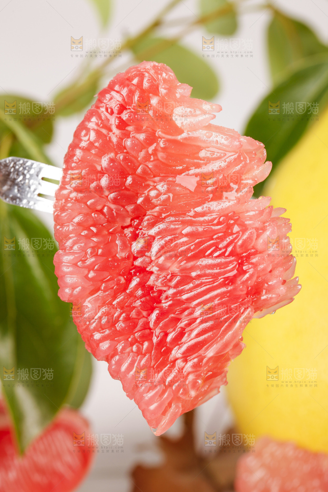 叉子上叉着红心柚子