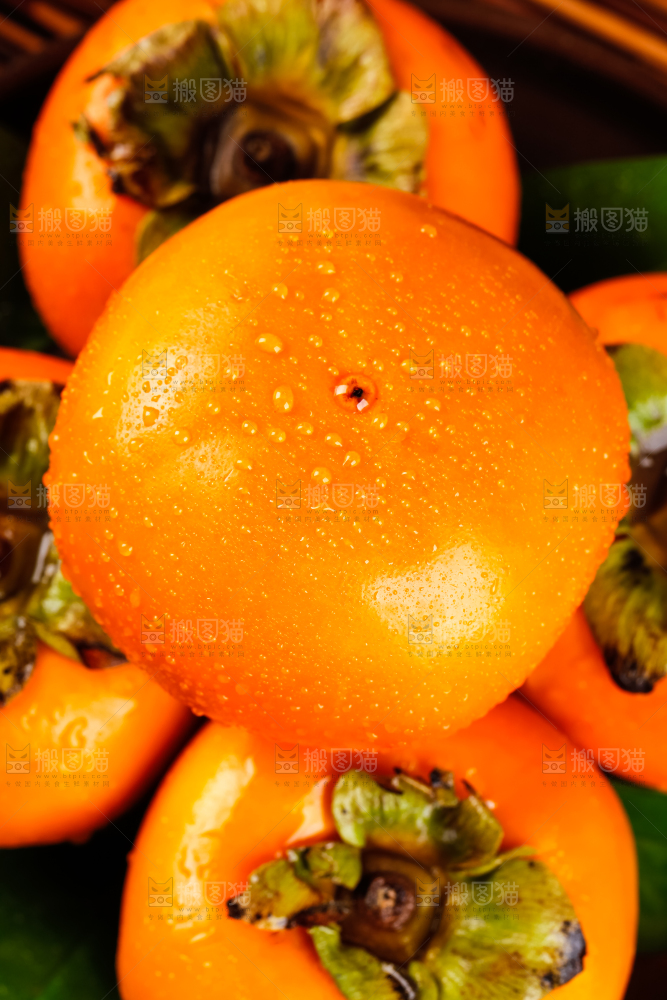 竹底上放着一盘脆甜柿子