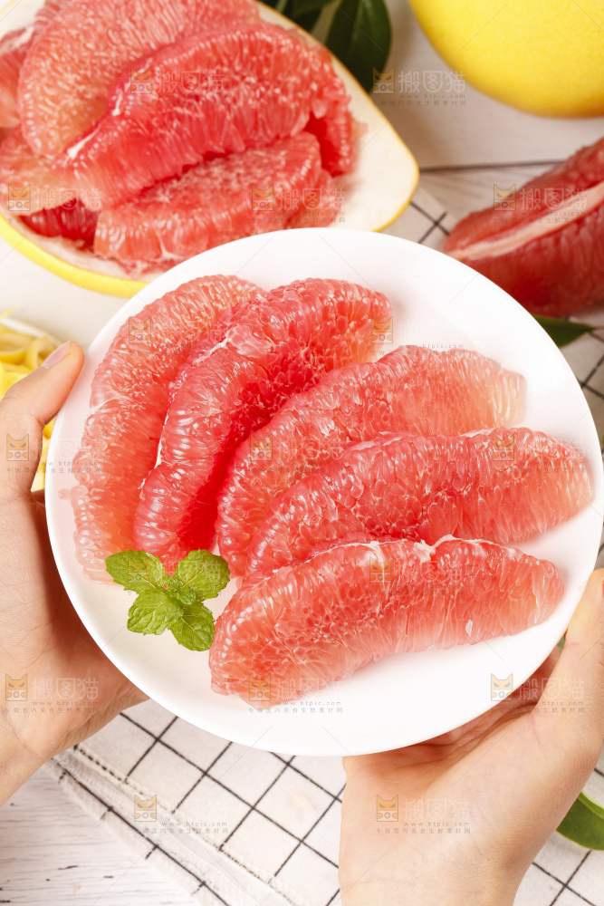 手上端着福建平和红肉蜜柚