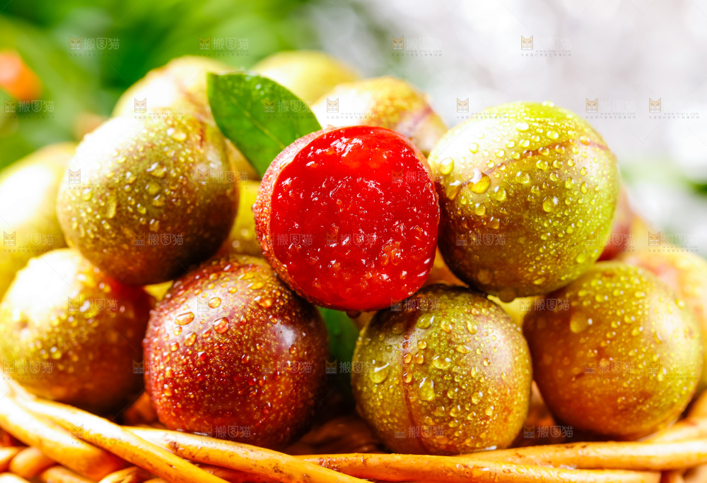 摆放着一堆的红心李子