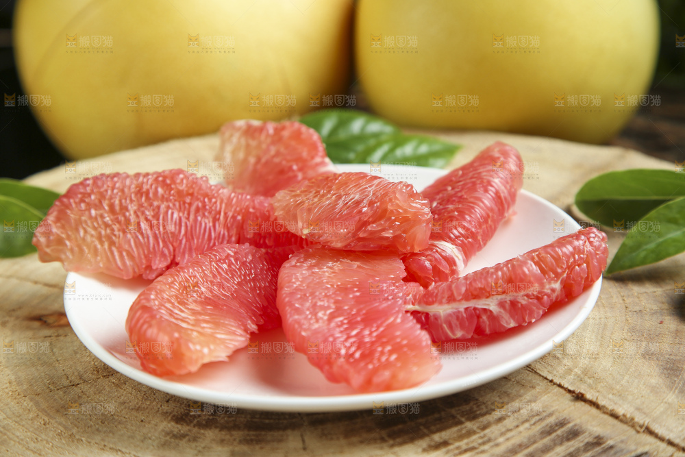 盘子里装着柚子果肉