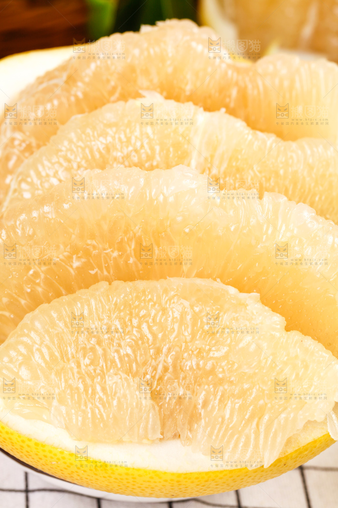 格子底上的白肉蜜柚