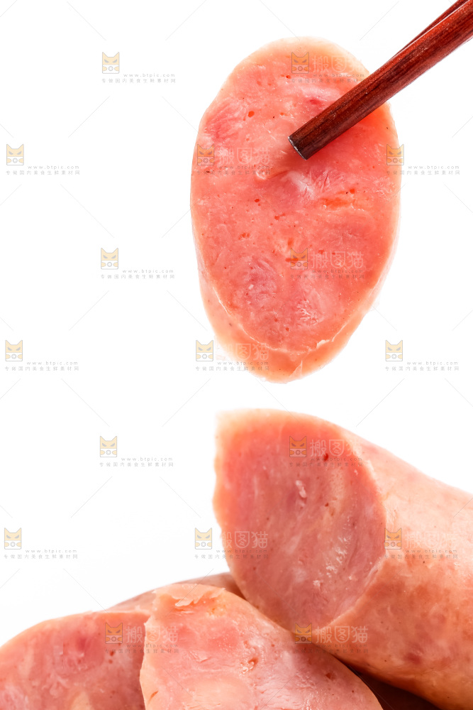 筷子夹着一块肉肠