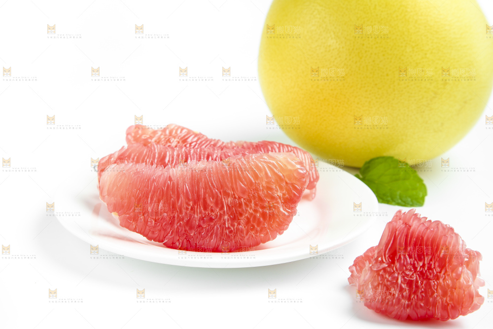 盘子里装着柚子果肉