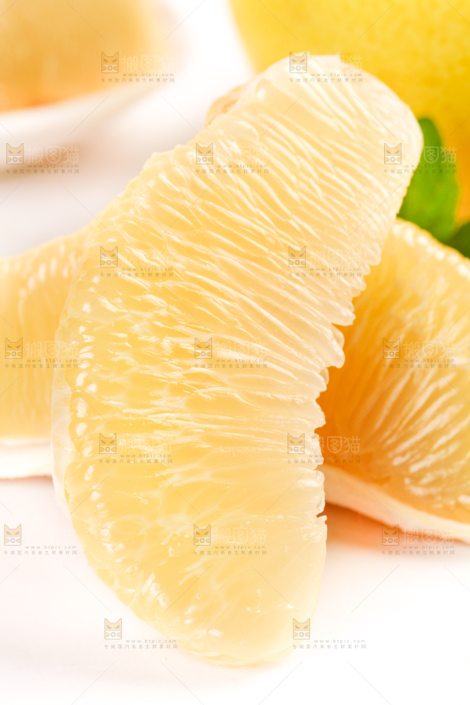 白底上的白肉蜜柚