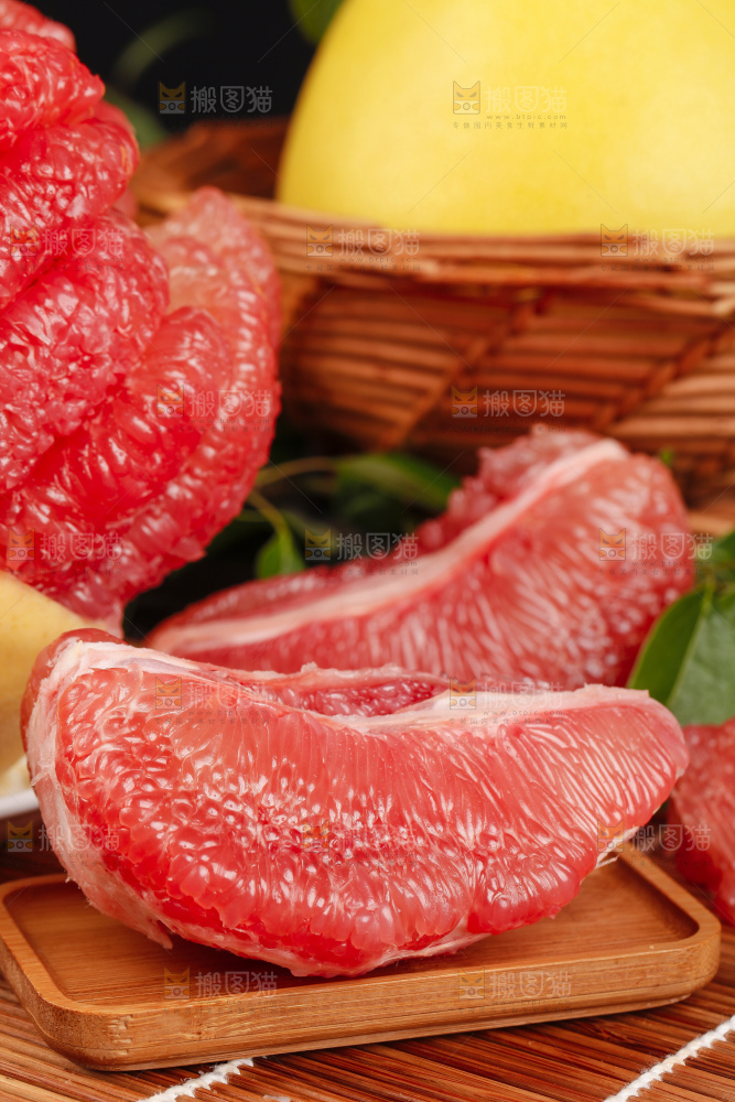 竹底上的平和红心柚子