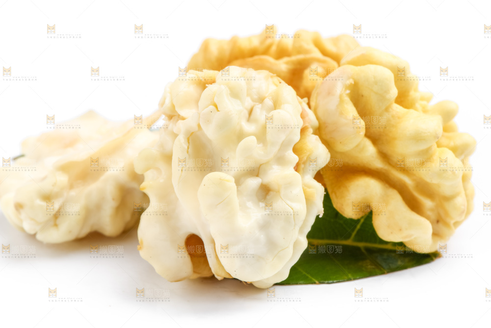 白底上摆放着生核桃仁