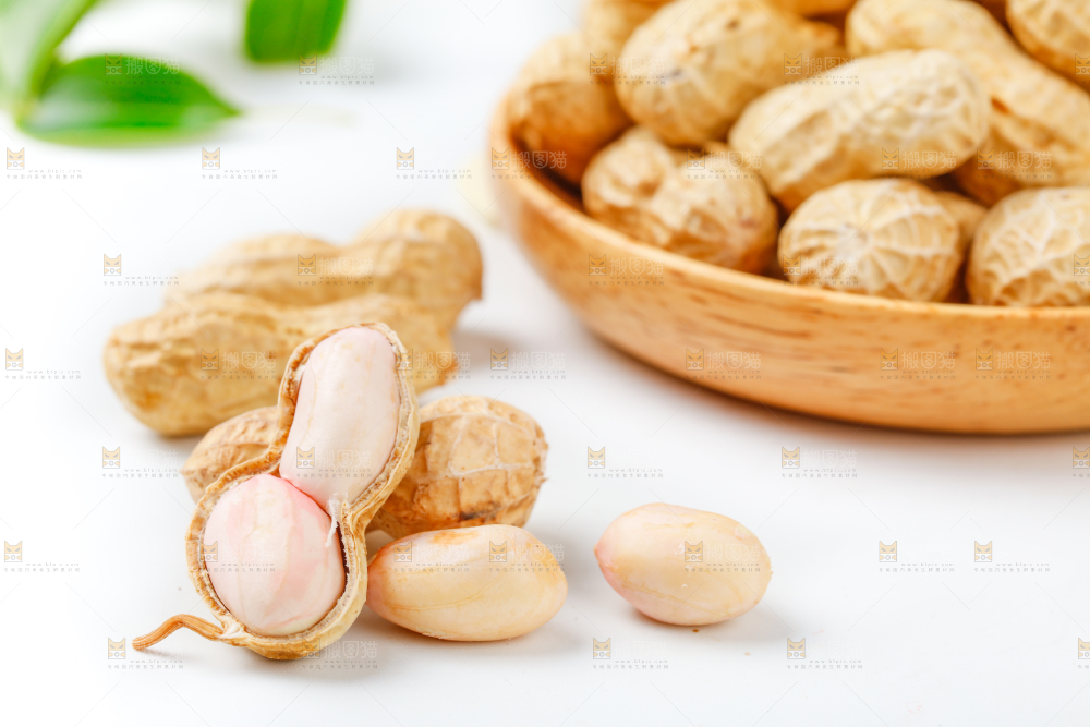 白底上盘子里的生花生