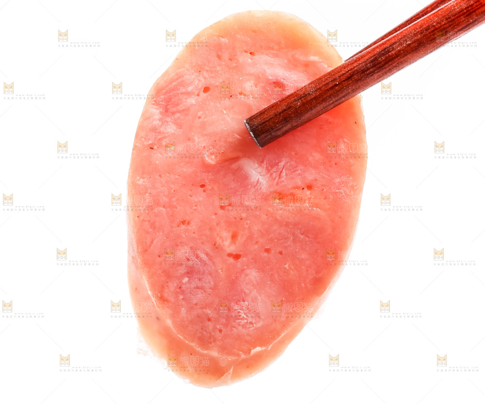 筷子夹着一块肉肠