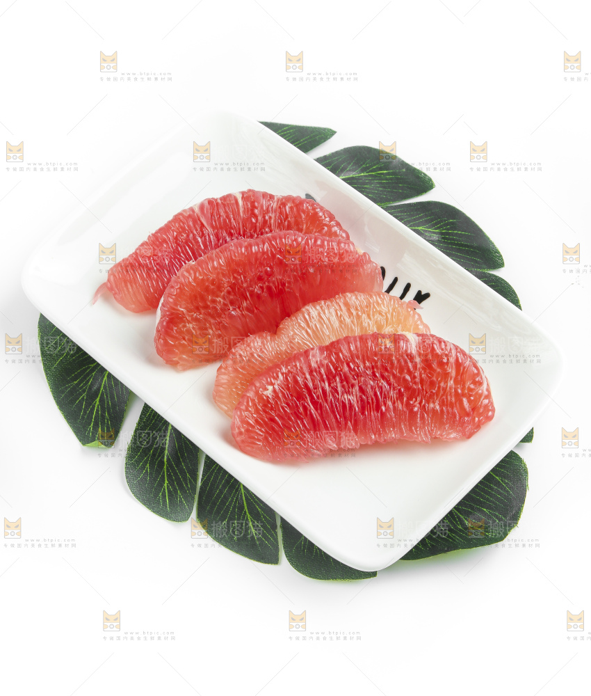 盘子里装着柚子果肉
