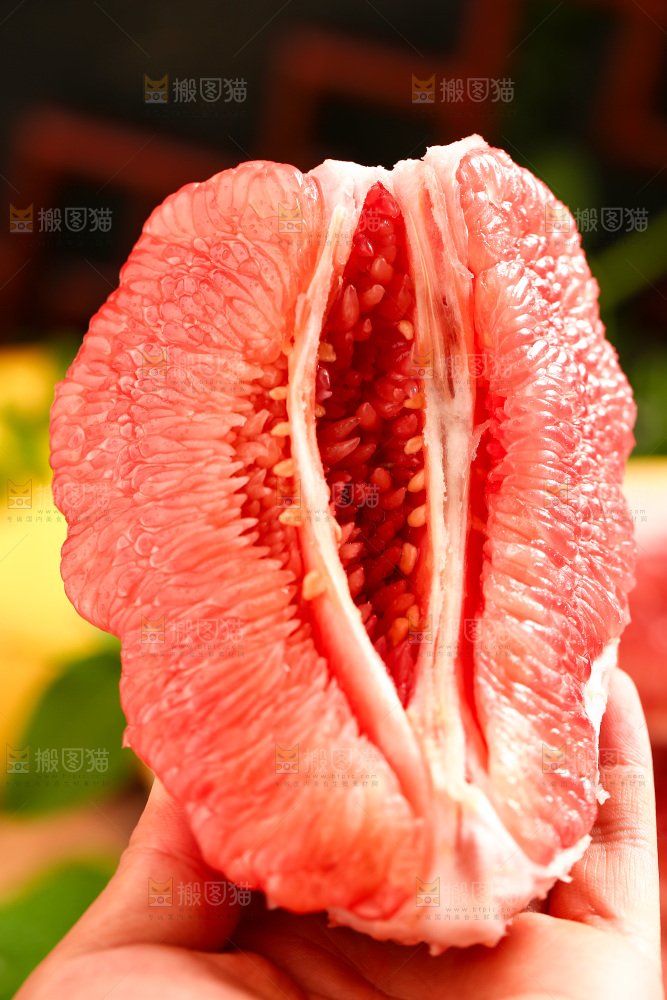 手里拿着红心蜜柚