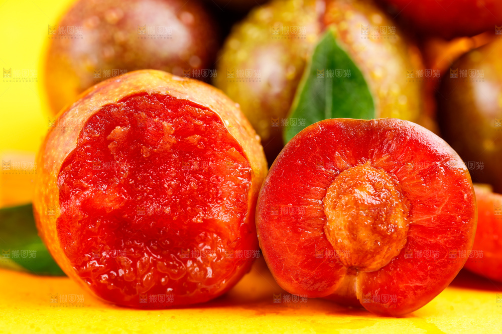 浅底上摆放着一堆的三华李