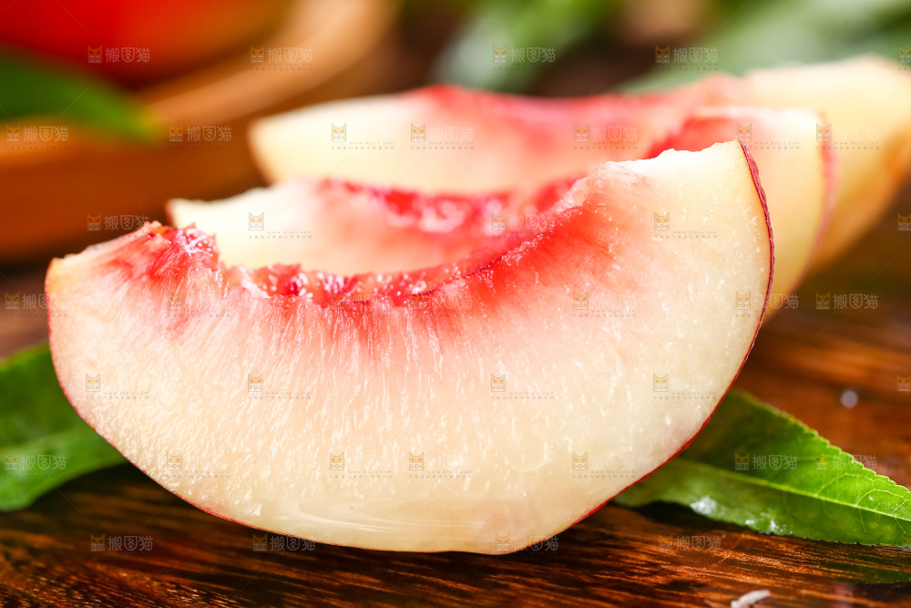 深底上摆放着澳州进口油桃