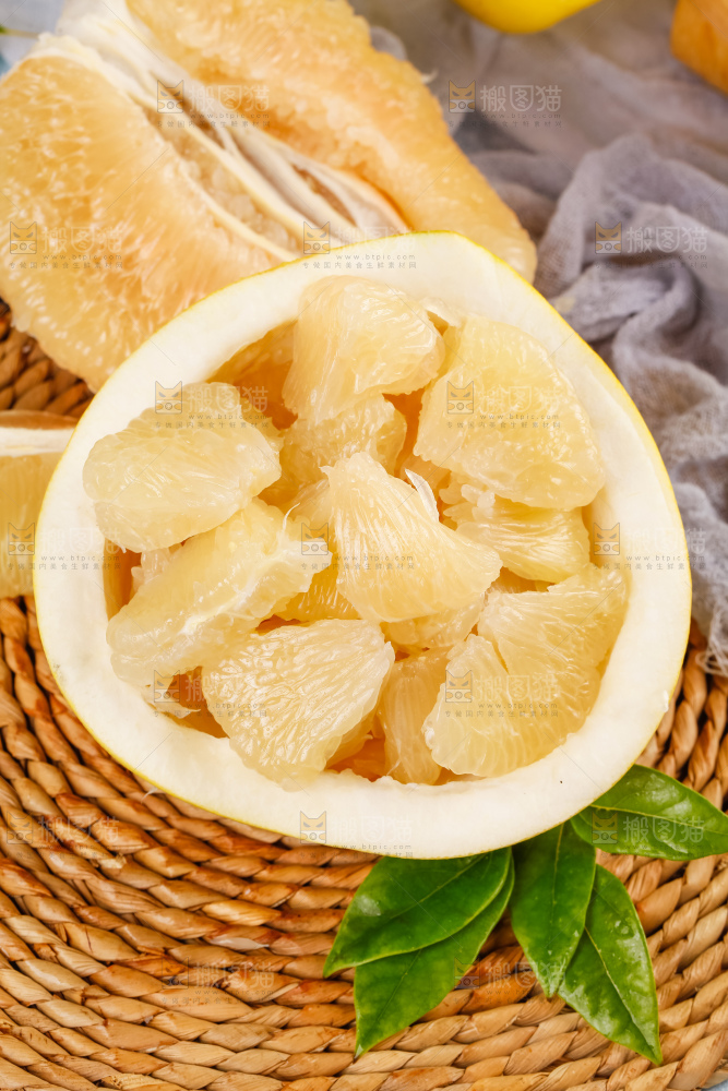 深底上的白肉蜜柚