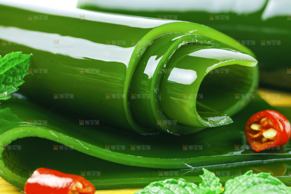 木板上放着新鲜海带