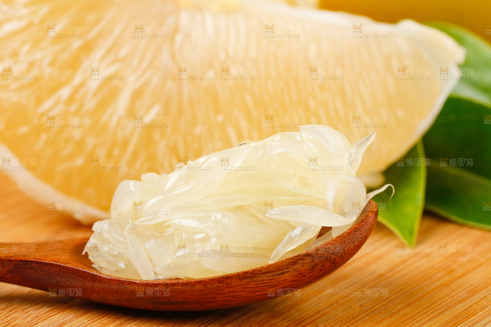 木底上的白肉蜜柚