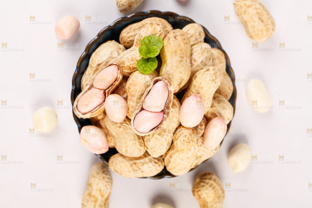 白底上的花生