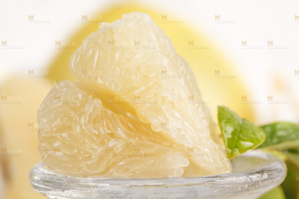 格子底上碗里的白心蜜柚果肉