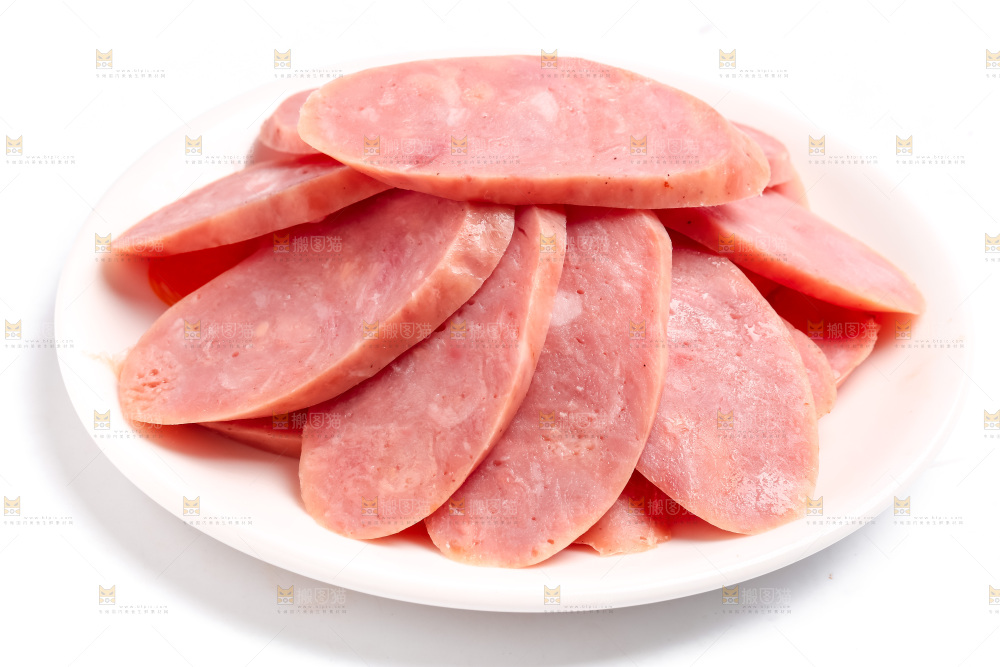碟子里装着切片的肉肠