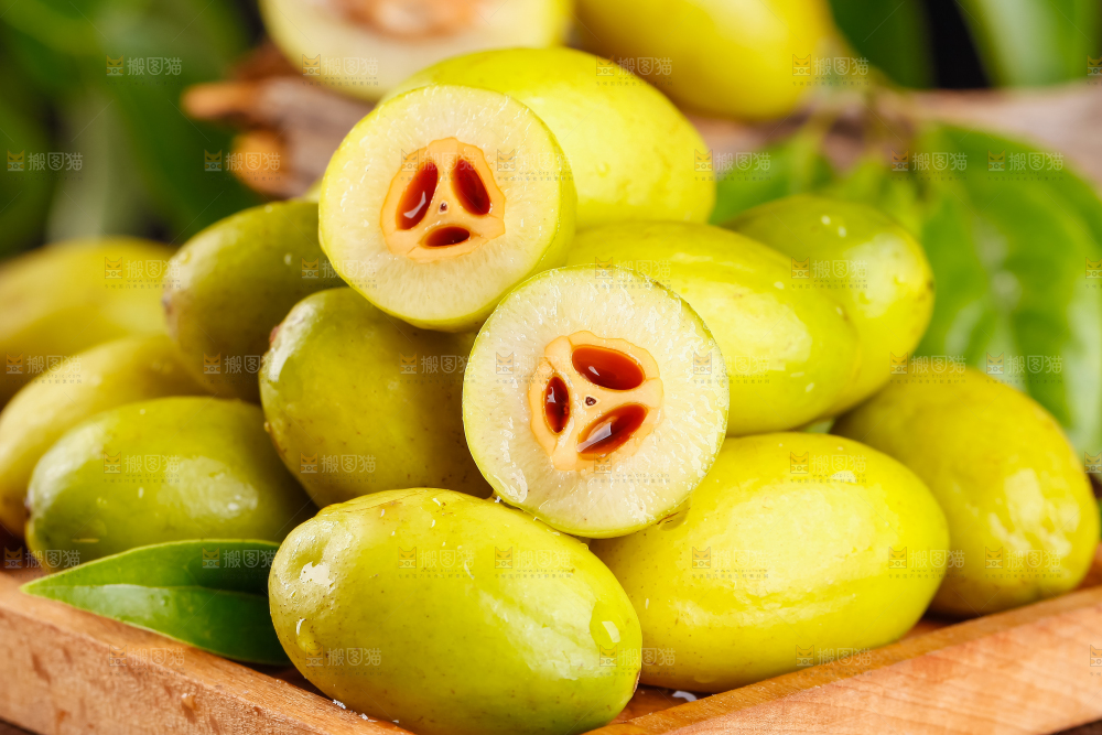 深底上盘子里的甜橄榄