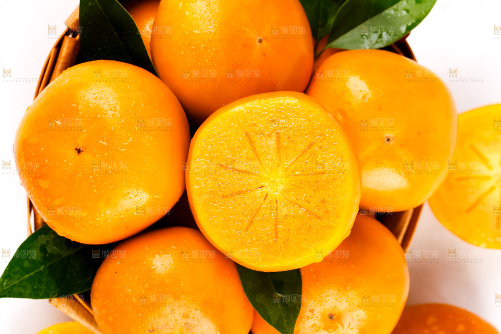 白底上放着一堆新鲜脆柿子