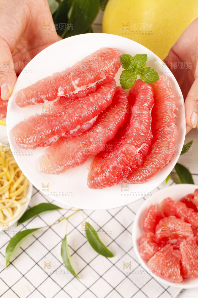 手上端着福建平和红肉蜜柚