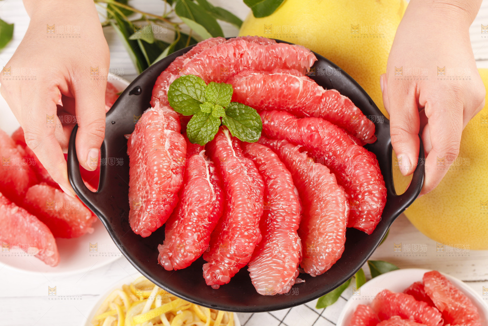 手上端着福建平和红肉蜜柚