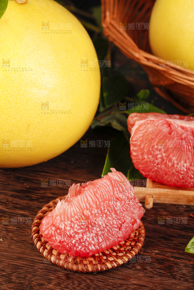 深底上放着越南红心蜜柚