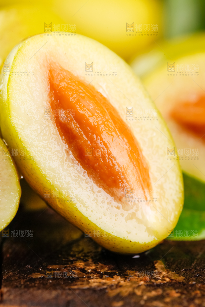 深底上放着切开的橄榄果