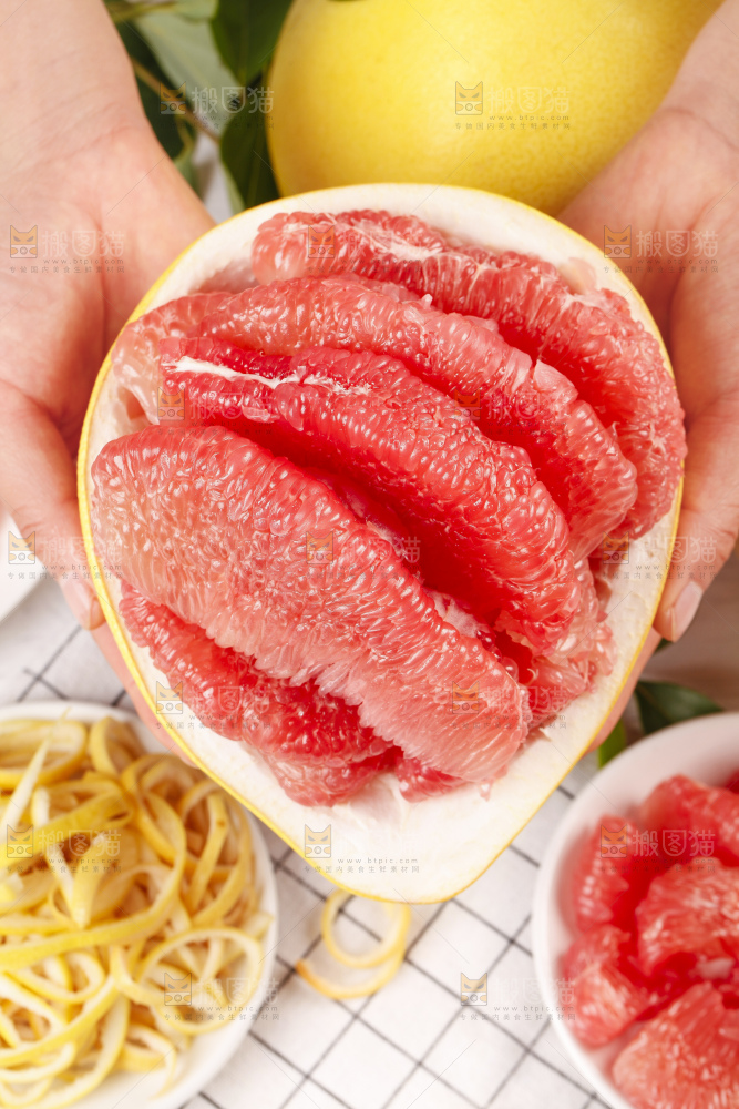手上端着福建平和红肉蜜柚