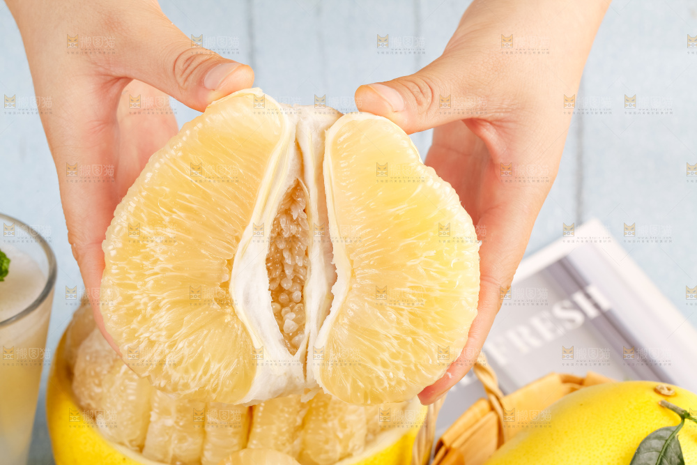 手上拿着白心蜜柚