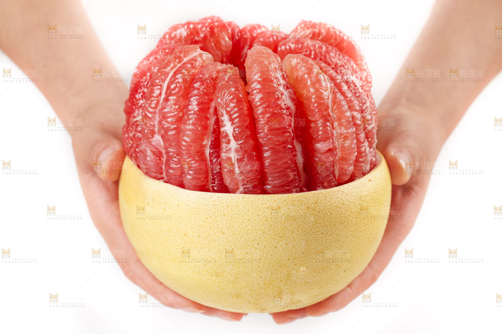 手上捧着红肉柚子