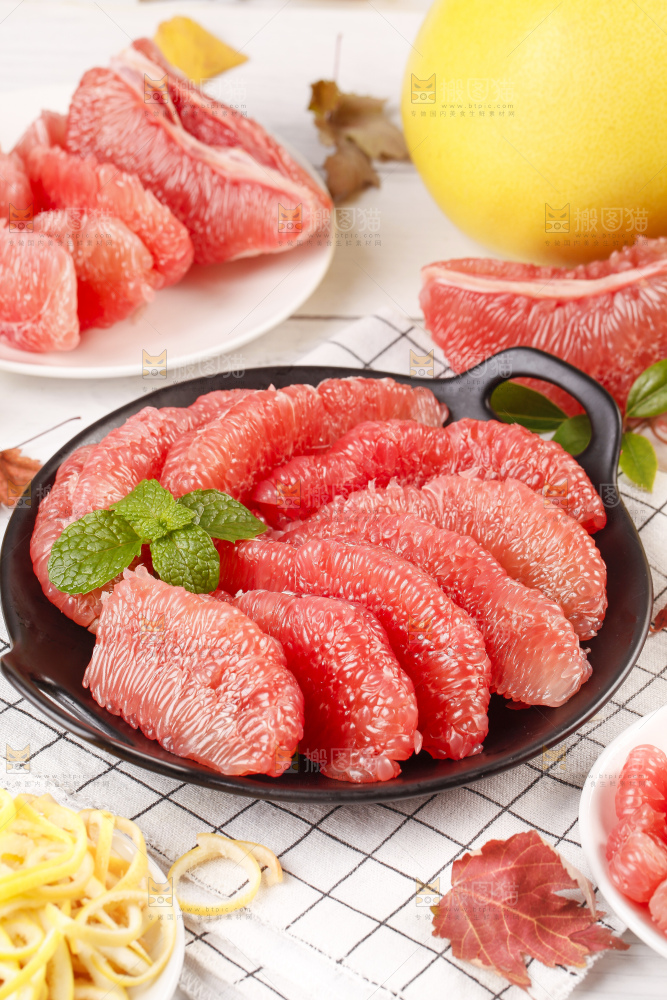 格子底上放着一盘红心柚