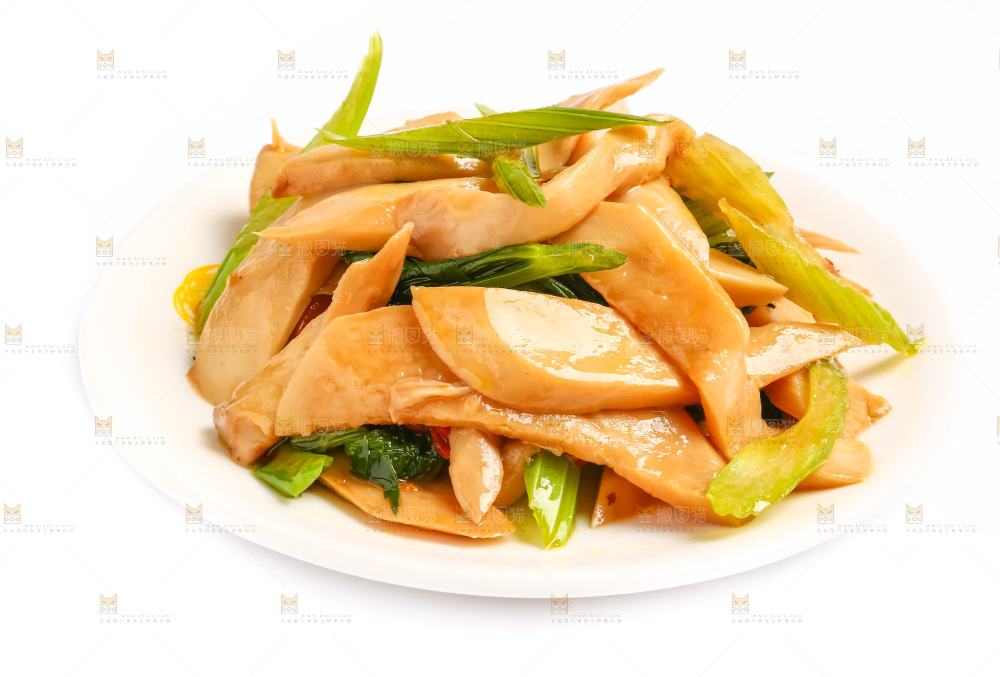 盘子里装着芹菜炒杏鲍菇