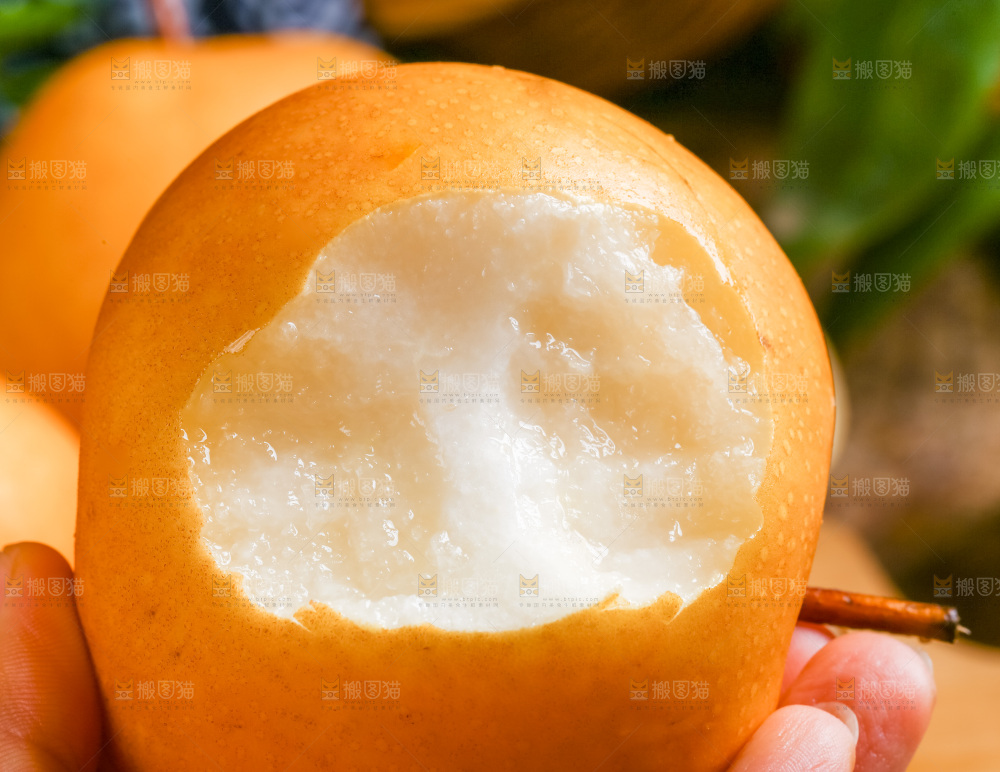 手里拿着梨子