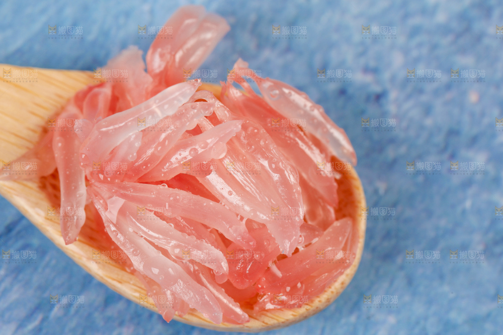勺子上挖着红心柚果肉